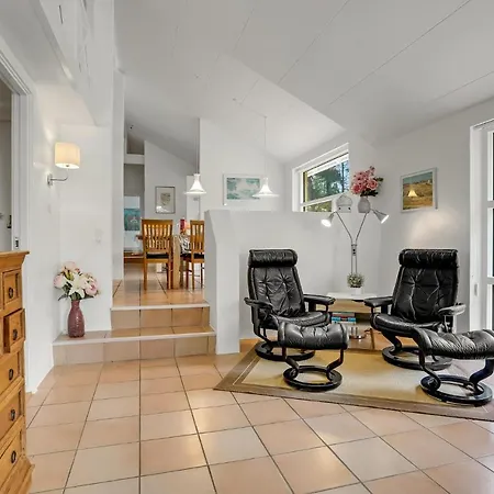 4 Bedroom Cozy In Vaeggerlose * Bøtø By