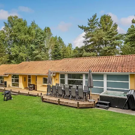 4 Bedroom Cozy In Vaeggerlose Дом отдыха