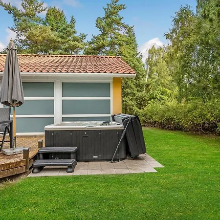 4 Bedroom Cozy In Vaeggerlose Casa de Férias