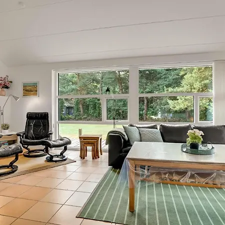 4 Bedroom Cozy In Vaeggerlose