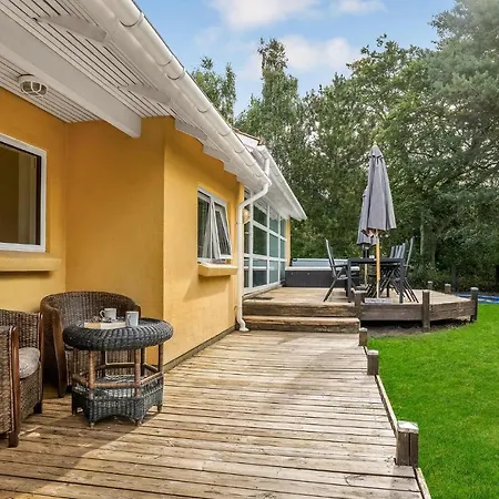 Дом отдыха 4 Bedroom Cozy In Vaeggerlose