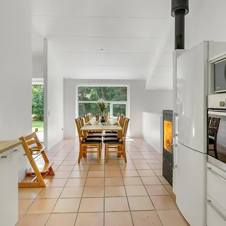 4 Bedroom Cozy In Vaeggerlose Casa de Férias *