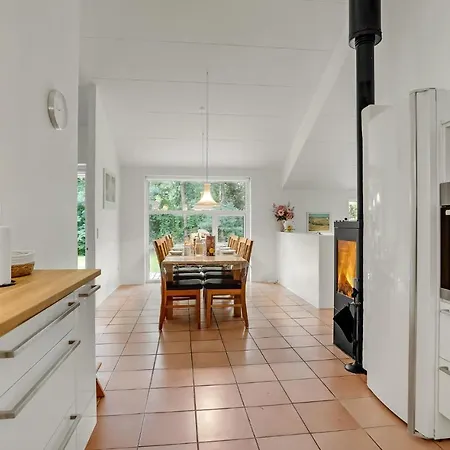 Дом отдыха 4 Bedroom Cozy In Vaeggerlose *