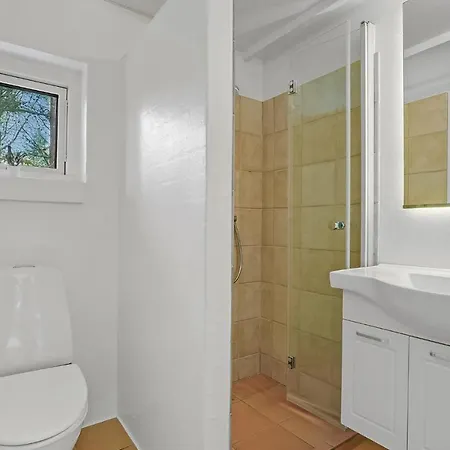 4 Bedroom Cozy In Vaeggerlose *